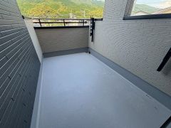 陽当たりの良いバルコニーです。お洗濯やお布団干しはもちろん、日光浴スペースにも。足元は防水工事施工済です。