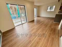 大きな掃き出し窓のあるリビングは、陽光あふれる明るい空間です。ゆったりと寛げる憩いの場となりそうです。