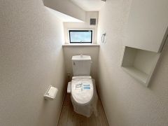 ウォシュレット付きトイレです。1階2階の2ヶ所にトイレがあるので、忙しい朝にもゆとりができますね＾＾ 温水洗浄便座リモコン付き。