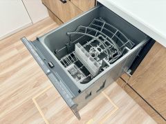 炊事時間を大幅に短縮できる食器洗浄乾燥機付きです＾＾冬場の洗い物による手荒れの悩みも軽減されますね。