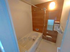 1日の疲れを癒すくつろぎのバスルーム。足を伸ばしてもゆったりと入れるサイズです。お子様と一緒にお風呂に入っても狭くないですね^^