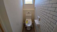 ウォシュレット付トイレです。節水機能もあるので、安心して使えますね。