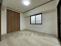 リビングに隣接する洋室です。たっぷり収納できるクローゼット付きでお部屋の中をすっきりと快適に保てます。