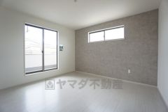 デザインクロスがアクセントになった落ち着いた雰囲気の洋室です。