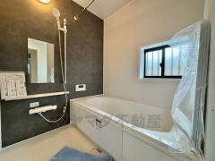 窓付き・浴室乾燥機で換気・雨の日の洗濯もばっちり＾＾ 明るく清潔にたもてるバスルームです＾＾