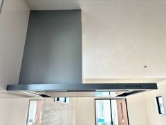 ファンやフィルターが見えにくいレンジフード。パッと視界に入っても細部までは見えにくく、オシャレでインテリアデザインの一部になりますね＾＾