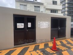 しっかりと扉の閉まるゴミ置き場。ゴミが散らかる心配もありません。エントランスの外まで管理が行き届いた綺麗なマンションです。