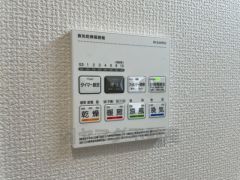 雨の日の洗濯も安心できる浴室暖房乾燥機付き浴室。リモコンで操作もボタン1つで簡単。