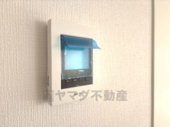 今や必需品となっておりますTVモニター付きインターホンです。録画・再生器のもついており防犯性もばっちりです。キッチン横にありワンタッチで外の方とお話ができますので便利です。