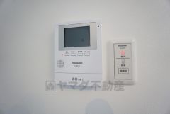 防犯性もばっちり、TVモニター付きインターホン完備。大きなモニターで玄関先を確認できます。録画機能が付いているので不在時の訪問者も確認できて安心です＾＾