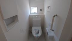 ウォシュレット付きトイレです。1階2階の2ヶ所にトイレがあるので、忙しい朝にもゆとりができますね＾＾