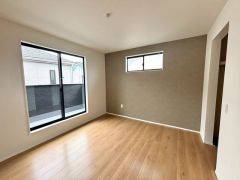 主寝室としてお使いいただけそうなこちらのお部屋は、日当たりが良く、爽やかな風を感じて起きる朝は、快適生活の始まりに。