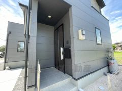 ブラウンの玄関扉がオシャレです＾＾奥まって設置されており、雨にも濡れにくくなっています。