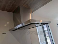 最新設備のキッチン。換気扇と窓付きなので換気も困りません。