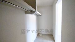 ウォークインクローゼット付き＾＾ハンガーパイプ下にボックスを置いて、枕棚を活用して、たっぷりと収納できそうです＾＾