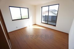 主寝室としてお使いいただけそうなこちらのお部屋は、日当たりが良く、爽やかな風を感じて起きる朝は、快適生活の始まりに。