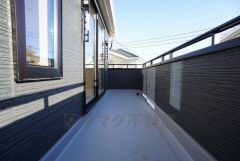同仕様写真。南側に面した大型のバルコニーは日当たり良好です。お洗濯物も気持ちよく干せそうです。