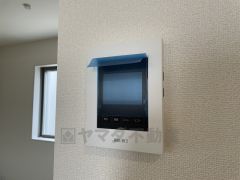 防犯性もばっちり、TVモニター付きインターホン完備。大きなモニターで玄関先を確認できます。録画機能が付いているので不在時の訪問者も確認できて安心です＾＾
