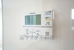 給湯器リモコンはキッチン横からボタンひとつで操作が楽々。通話ボタン付きでお子様とも会話ができて安心です。