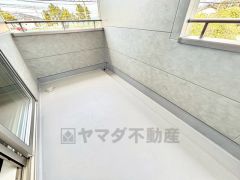 陽当たりの良いバルコニーです。お洗濯やお布団干しはもちろん、日光浴スペースにも。足元は防水工事施工済です。