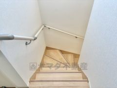 日中でも暗くなりがちな階段には、小窓を配置し採光も考えられたつくり＾＾