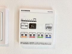 浴室暖房乾燥機付き。天候に左右されず、いつでも好きなときに洗濯物を干せるので、仕事や家事で忙しい方に重宝します。