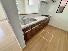 収納も、作業スペースも広々と設けられた使いやすいシステムキッチンです＾＾カウンターキッチンなので、ご家族と会話をしながら楽しくお料理ができます＾＾