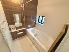 1日の疲れを癒すくつろぎのバスルーム。足を伸ばしてもゆったりと入れるサイズです。お子様と一緒にお風呂に入っても狭くないですね＾＾