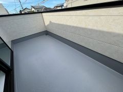 陽当たりの良いバルコニーです。お洗濯やお布団干しはもちろん、日光浴スペースにも。足元は防水工事施工済です。