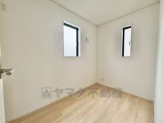 主寝室は北側6帖バルコニーに面して採光の良い洋室です。家具を選ばないナチュラルなフローリングとシンプルなクロスでおしゃれですね＾＾