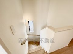 日中でも暗くなりがちな階段には、小窓を配置し採光も考えられたつくり＾＾手摺付きなので安全に上り下りできますね＾＾