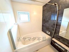 1日の疲れを癒すくつろぎのバスルーム。足を伸ばしてもゆったりと入れるサイズです。お子様と一緒にお風呂に入っても狭くないですね＾＾