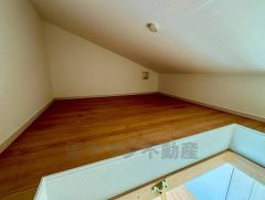 洋室ロフト。キャンプ道具や季節ごとの飾り物など、たまにしか使わないものの収納にとても便利です。