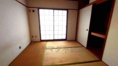 バルコニーに面した8帖の和室。押し入れもついているので収納もばっちりです。