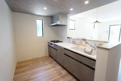 収納も、作業スペースも広々と設けられた使いやすいシステムキッチンです＾＾カウンターキッチンなので、ご家族と会話をしながら楽しくお料理ができます＾＾