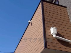 2階バルコニーに設置された防犯カメラです 専用のアプリで携帯電話から映像を確認できます 長期不在の際なども安心です。