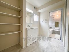 洗面台、洗濯機置き場、バスルームが連なっている、生活導線の考えられた作りになっています。