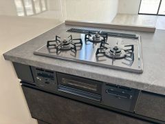 3種類の料理が同時に調理できる、3口ガスコンロ。忙しい夕食の支度時間が短縮できて効率よくお料理が楽しめます。