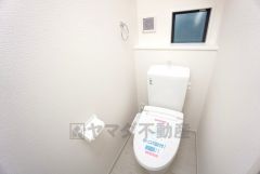 ウォシュレット付きトイレです。1階2階の2ヶ所にトイレがあるので、忙しい朝にもゆとりができますね＾＾ 温水洗浄便座リモコン付き。