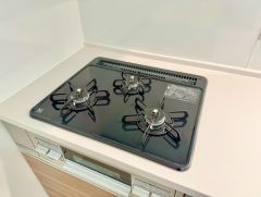 3種類の料理が同時に調理できる、3口ガスコンロ。忙しい朝食やお弁当作りも効率良くお料理できますね＾＾