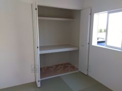 和室には押入れが付いています。来客用のお布団や、季節物の家電などの収納にも困りませんね＾＾