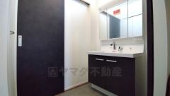 三面鏡つき洗面台。鏡裏にたっぷりとした収納スペースがあります。鏡を閉めてしまえば小物は見えないため、スッキリとした印象の洗面台にできます。