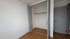 大きめのクローゼットがついた使いやすい洋室です。すっきりと整理整頓できるので気持ちよくすごせます＾＾