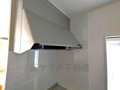 コンロ上には換気扇完備＾＾すぐ横に小窓が設けられているので、換気扇と合わせてWで換気できます＾＾