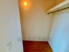 収納力豊富なウォークインクローゼット付き。洋服や小物などを1箇所にまとめて美しい収納を実現します。