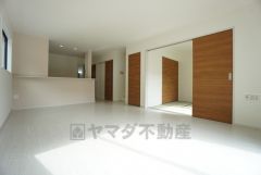 17.2帖。家族が集まる開放的なリビング。思い思いの時間を過ごしたり食事をしたり、素敵な団らんの場になりますね。