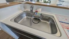 大きなお鍋も楽々洗える幅の広いシンクです＾＾ステンレスシンクなので簡単にお掃除できますよ。洗剤やスポンジもすっきりできる収納付き。