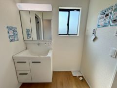 洗面台、洗濯機置き場、バスルームが連なっている、生活導線の考えられた作りになっています。