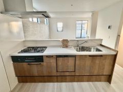 収納も、作業スペースも広々と設けられた使いやすいシステムキッチンです＾＾カウンターキッチンなので、ご家族と会話をしながら楽しくお料理ができます＾＾