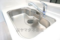 大きなお鍋も楽々洗える幅の広いシンクです＾＾ステンレスシンクなので簡単にお掃除できますよ。洗剤やスポンジもすっきりできる収納付き。